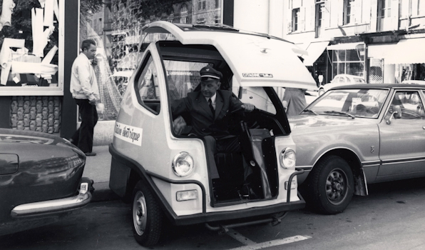 Voiture électrique, JP Guillet, 1975, SIRP-PTT, tirage argentique © Musée de La Poste - La Poste, 2023