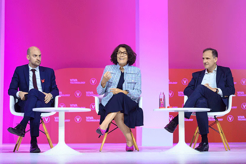 Jean-Noël Barrot, ministre délégué chargé de la Transition numérique et des Télécommunications, Nathalie Collin, directrice générale adjointe du groupe La Poste en charge de la branche Grand Public et Numérique et Olivier Sichel, directeur général délégué de la Caisse des Dépôts, et directeur de la Banque des territoires.