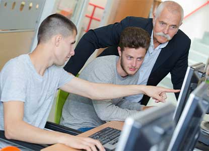 2 jeunes hommes qui travaillent ensemble avec un formateur