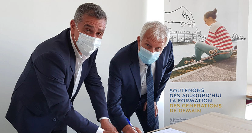 Christian ABBES, Directeur général de la coopérative La Maison Familiale de Provence et Stéphane ALESSANDRONI, Directeur Entreprises et Développement des Territoires de La Banque Postale, signant la convention de prêt le 20 octobre 2020.