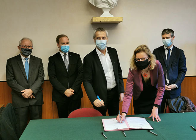 William Pelletier, maire de Châteauneuf-sur-Cher, Ludovic Provost, délégué régional du Groupe la Poste,  Francis Thivet, responsable appui et transformation de la direction du Réseau et de la banque pour le Centre, Claire Maynadier, sous-préfète d’Issoudun-La Châtre  et Loïc Kervran, député de la 3e circonscription du Cher paraphent le partenariat de la France Services de Châteauneuf-sur-Cher.