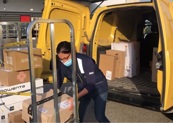 La Poste soutient les e-commerçants en assurant la remise de colis 6 jours sur 7 grâce à son réseau de facteurs, ses bureaux de poste et  points d'accès