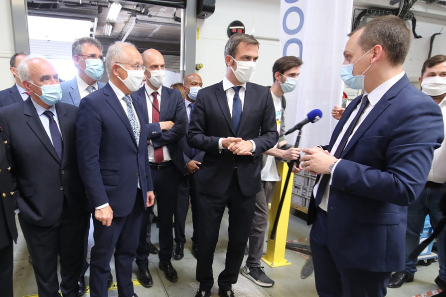 Olivier Véran Ministre des solidarités et de la santé et Philippe Wahl Président-directeur général du Groupe La Poste en visite au centre logistique Docaposte de Buc.
