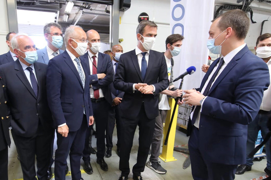 Olivier Véran Ministre des solidarités et de la santé et Philippe Wahl Président-directeur général du Groupe La Poste en visite au centre logistique Docaposte de Buc.