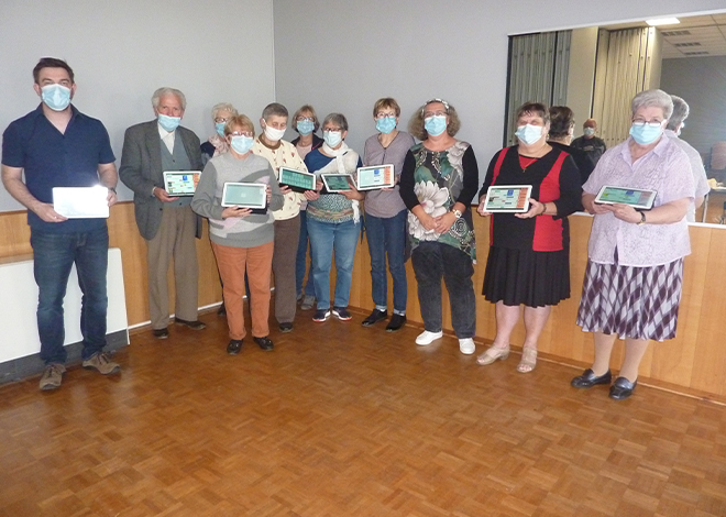 10 personnes participent à la formation. Une tablette Ardoiz, équipée d’une connexion 4G, a été prêtée à chaque sénior.