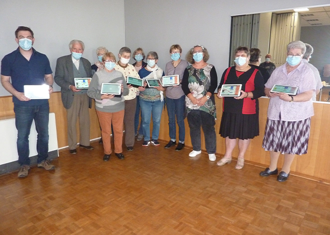 10 personnes participent à la formation. Une tablette Ardoiz, équipée d’une connexion 4G, a été prêtée à chaque sénior.