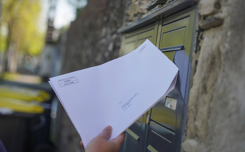 La Poste s’est vu confier l’intégralité de la distribution des plis électoraux sur le territoire national.