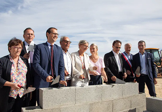 Pose de la première pierre du futur site d'assemblage