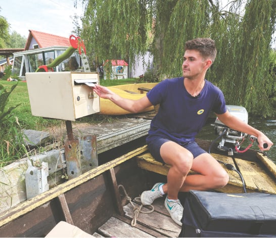 facteur qui distribue le courrier en barque
