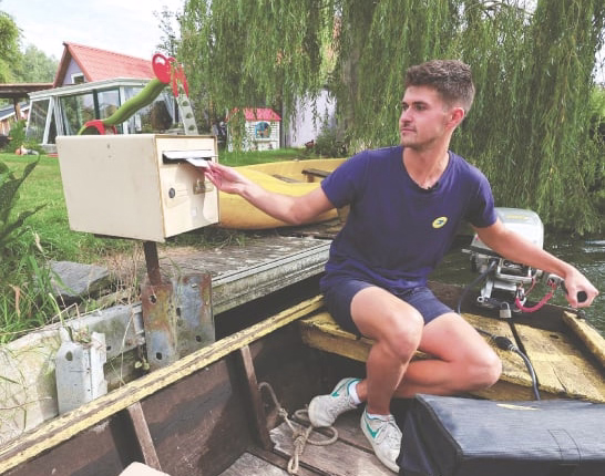 facteur qui distribue le courrier en barque