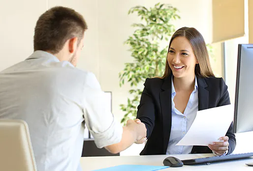 visuel deux collaborateurs qui discutent