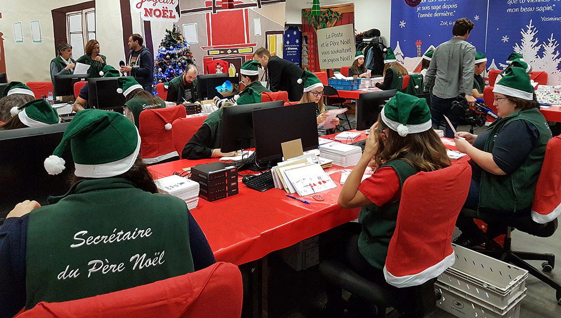 photo des lutins qui s'occupent des courriers envoyés au Père-Noel