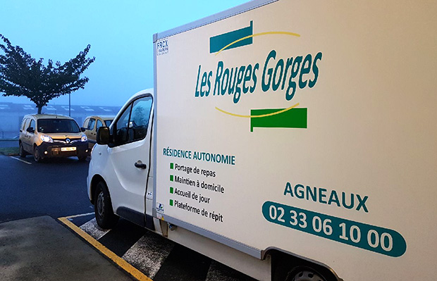 Photo du véhicule frigorifique de livraison de repas de l’établissement d’hébergement pour personnes âgées