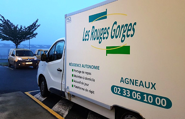 Photo du véhicule frigorifique de livraison de repas de l’établissement d’hébergement pour personnes âgées