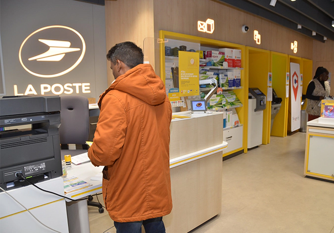 Photo d'un client en bureau de Poste