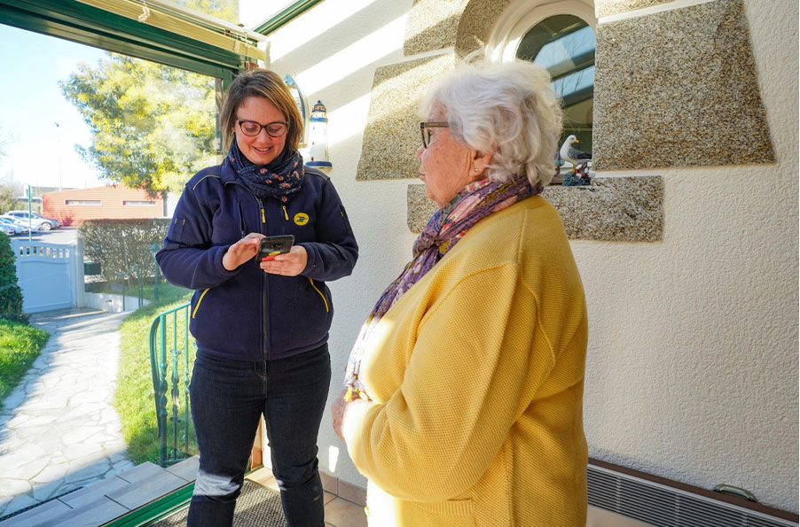 un factrice avec une personne agee