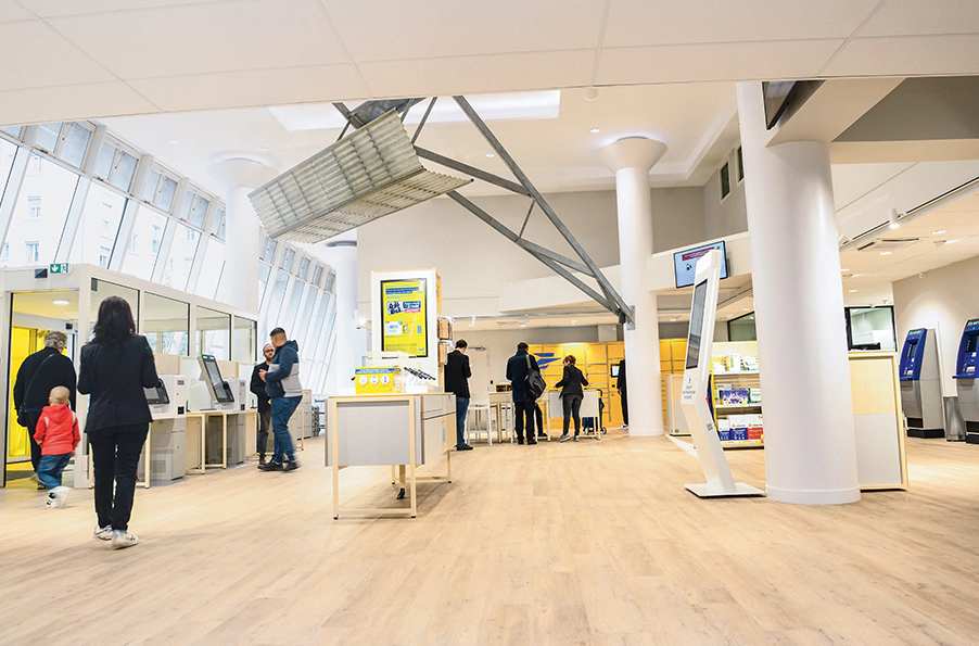 Photo dans un bureau de PosteRapport d'activité intégré 2022