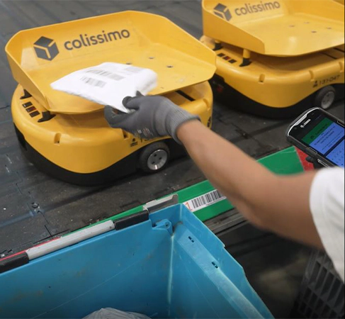 Des petits robots autonomes à la plateforme Colissimo du Thillay