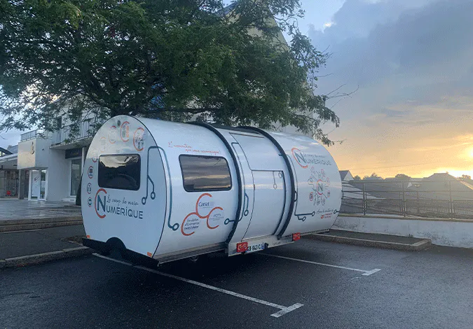Coccinet : un bus itinérant au service de l'inclusion numérique.