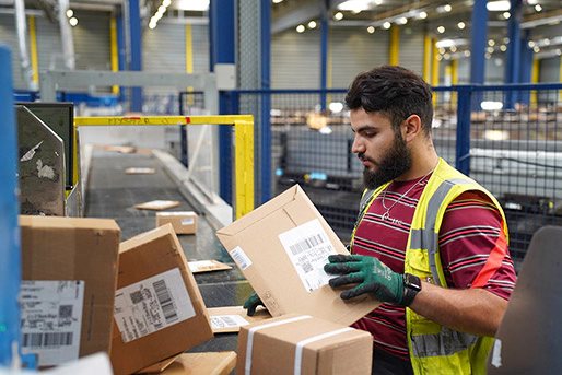Fêtes de fin d'année : 100 000 postiers et 3 000 saisonniers traiteront et distribueront tous les colis confiés à La Poste.