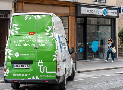 Ainsi le Groupe La Poste, engagé dans une démarche de neutralité carbone, souhaite être le n°1 de la livraison écologique en France et en Europe et se fixe comme objectif de réduire au maximum ses émissions de CO