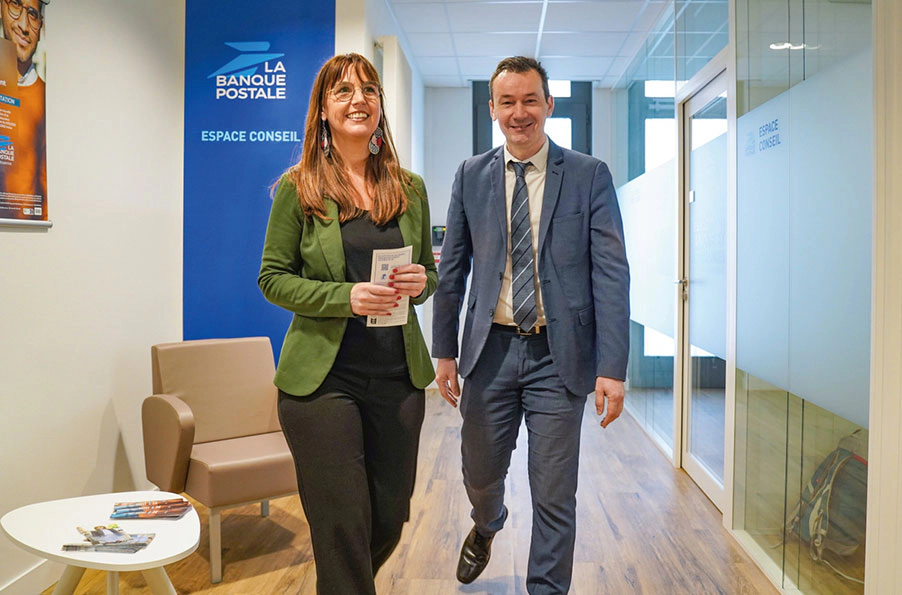 une conseillere clientele de la banque et un client