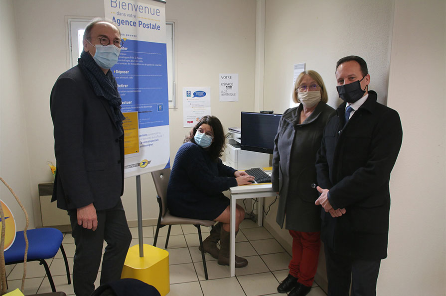 De gauche à droite : Gilles Havard, délégué territorial de La Poste, Magali Barbier, responsable de l’agence postale, Chantal Dumaine, maire adjointe de Rives d’Andaine et Ludovic Assier, président de la CDPPT de l’Orne
