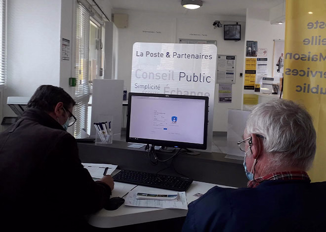 Au cours de ces journées portes ouvertes, Nathalie Cafier, chargée de clientèle au bureau de poste de Lisieux, est intervenue dans les 2 MSAP du secteur, Saint-Martin-de-la-Lieue et Moyaux, pour promouvoir les services