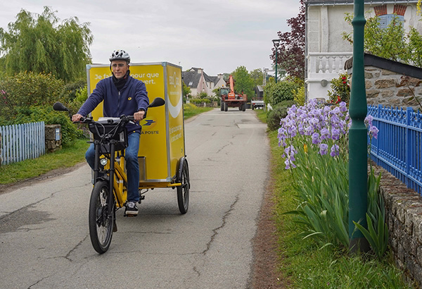 photo d'un postier en vélo