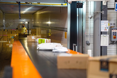 photo d'un entrepôts de la branche Services-Courrier-Colis avec des colis