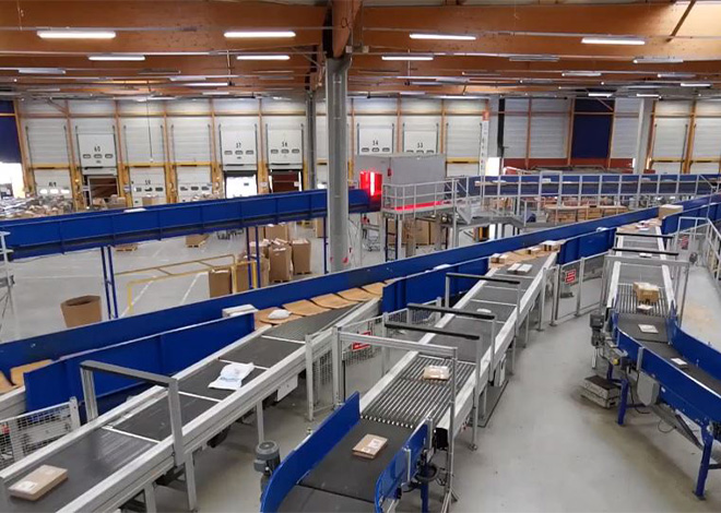 La Poste soutient les e-commerçants en assurant la remise de colis 6 jours sur 7 grâce à son réseau de facteurs, ses bureaux de poste et  points d'accès