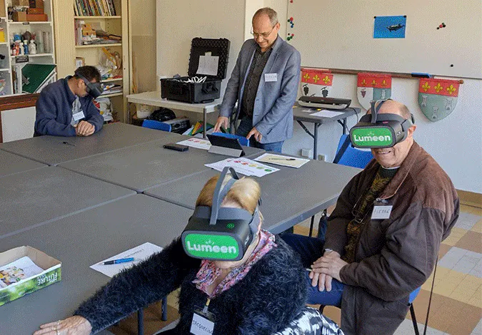 Patrick Roux, un des trois accompagnants postiers, animant un atelier virtuel à Mesnil-en-Ouche.