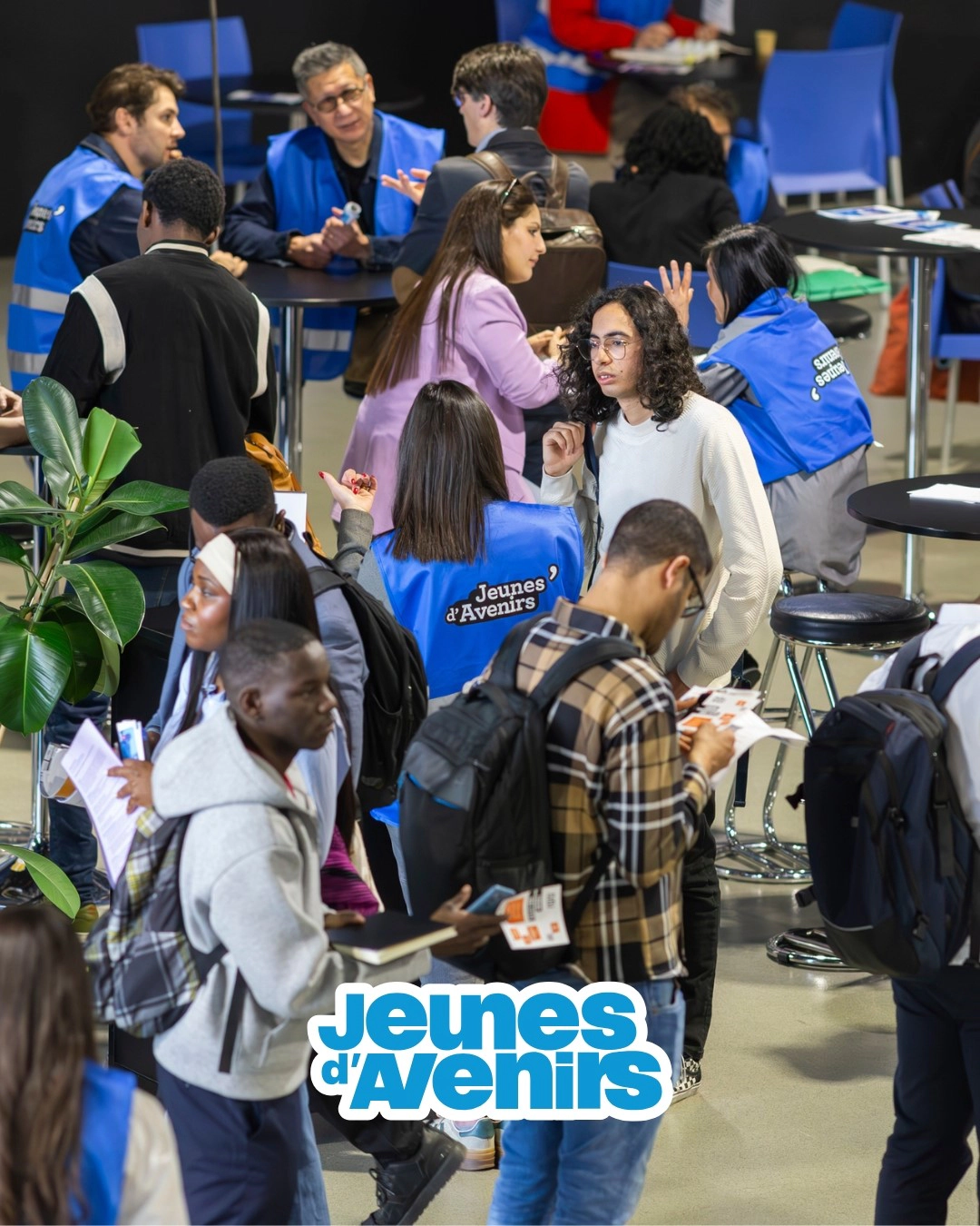 Salon Jeunes d’Avenirs réunissant des participants et des exposants autour de plusieurs espaces d’échange.