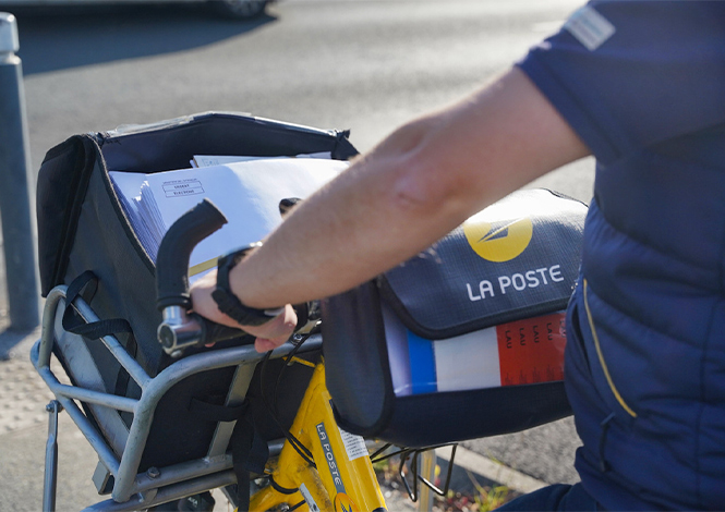 La Poste s’est vu confier l’intégralité de la distribution des plis électoraux sur le territoire national.