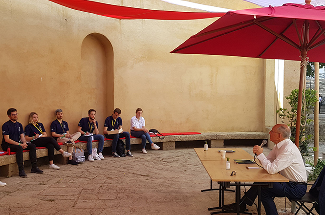 Le Cercle des économistes avait sélectionné 120 jeunes de 18 à 28 ans, étudiants et jeunes actifs, de toute la France et de tous horizons pour participer aux Rencontres