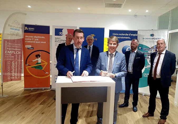 Fabien Jouron, délégué régional du groupe La Poste dans les Pays de la Loire, en présence de Fabrice Rigoulet-Roze, préfet de la Région, Martine Chong-Wa Numeric, directrice régionale de Pôle Emploi, Jean-Paul Olivares, président de l’association régionale des missions locales, Michèle Sallembien, déléguée régionale de l’APEC, Eric Ravaute, directeur de Formaposte Midi Atlantique, Hugues Laprie, directeur interrégional Bretagne - Pays de la Loire chez Agence de services et de paiement, ont signé une charte d'engagements réciproques.