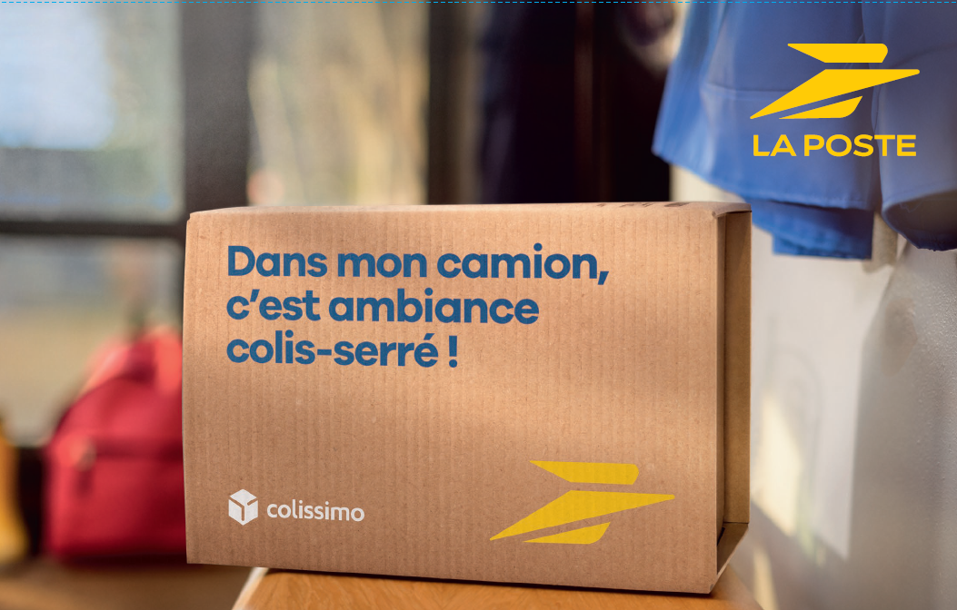 Colis colissimo avec message de preuve de l'action de décarbonation de La Poste