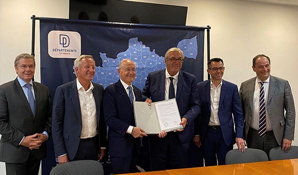 Photo de la signature de la convention avec Philippe Wahl et François Sauvadet