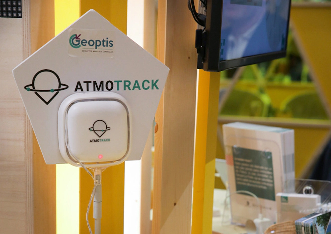 La borne Atmotrack se fixe au-dessus des véhicules de La Poste et permet d'établir un diagnostic précis de la qualité de l'air sur le parcours du postier.