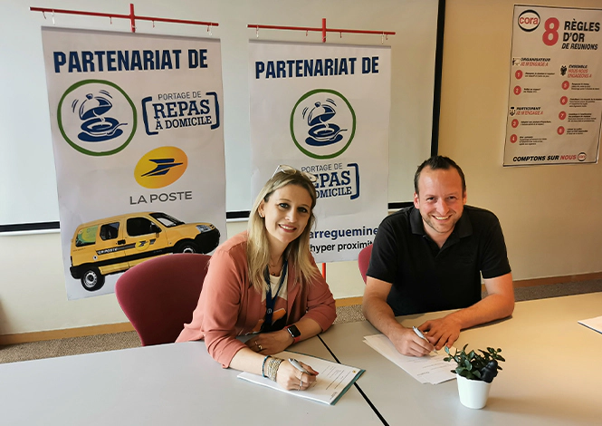 Signature d'une convention entre La Poste et le supermarché Cora pour le service de portage de repas.