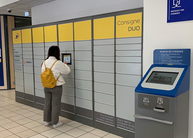 La Poste de Rennes Saint-Cyr propose à ses clients la nouvelle consigne DUO. Un dispositif permettant de gérer les dépôts et retraits de colis en totale autonomie.