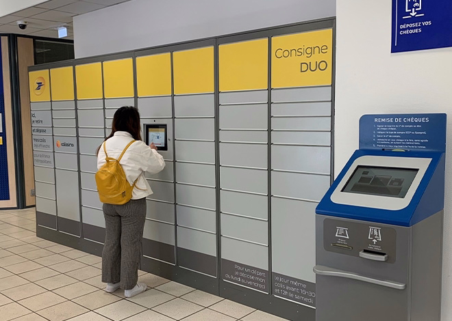 La Poste de Rennes Saint-Cyr propose à ses clients la nouvelle consigne DUO. Un dispositif permettant de gérer les dépôts et retraits de colis en totale autonomie.