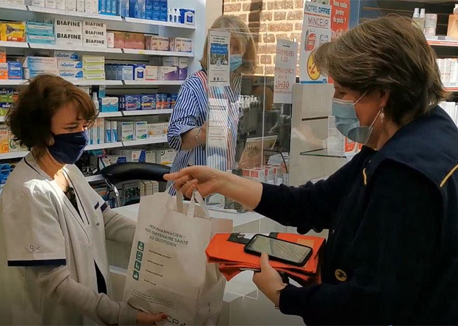 Depuis 2018, La Poste permet aux patients de se faire livrer leurs médicaments à domicile par le facteur.