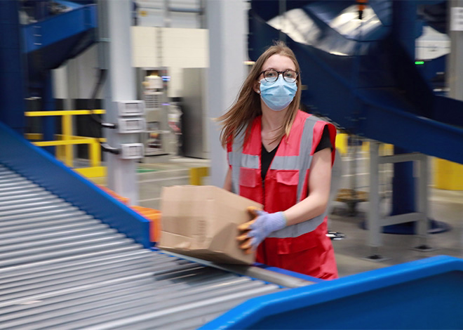 La Poste soutient les e-commerçants en assurant la remise de colis 6 jours sur 7 grâce à son réseau de facteurs, ses bureaux de poste et points d'accès.
