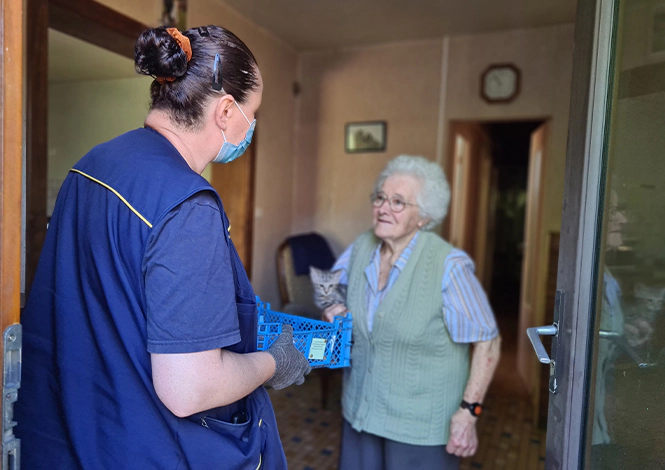 La Poste assure la livraison de repas cuisinés à des seniors.