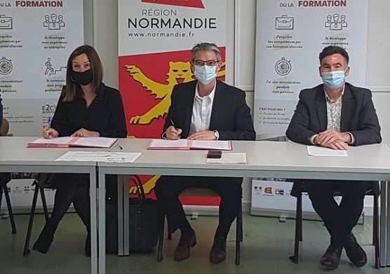 Florence Pavageau, déléguée régionale du Groupe La Poste, Rodolphe Thomas, président de l’E2C et Christian Letourneur, délégué du groupe La Poste pour le département du Calvados lors de la signature du partenariat