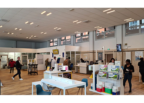 le bureau de poste de Saint Eloi, vue de l'intérieur