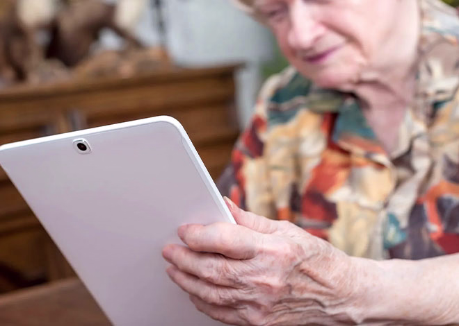 L’association Culturelle Rugloise organise pour les seniors des ateliers d’initiation au maniement d’une tablette tactile de La Poste.