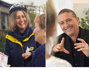 Montage photo avec une factrice avec une cliente et un chargé de clientèle - La Poste