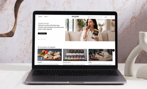 Ordinateur portable affichant le site Singular avec une sélection de produits alimentaires.